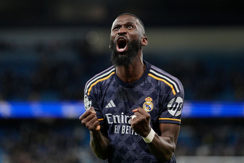 Antonio Rudiger del Real Madrid celebra al final del encuentro de cuartos de final de la Liga de Campeones ante el Manchester City el miércoles 17 de abril del 2024.(AP Foto/Dave Shopland)