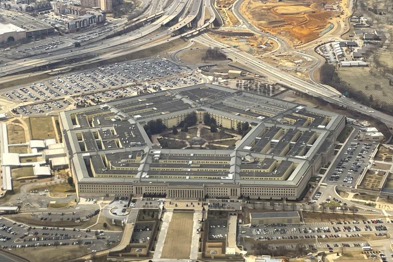 Vista aérea del Pentágono a través de la ventana de un avión en Washington, el jueves 20 de febrero de 2025. (AP Foto/Pablo Martinez Monsivais)
