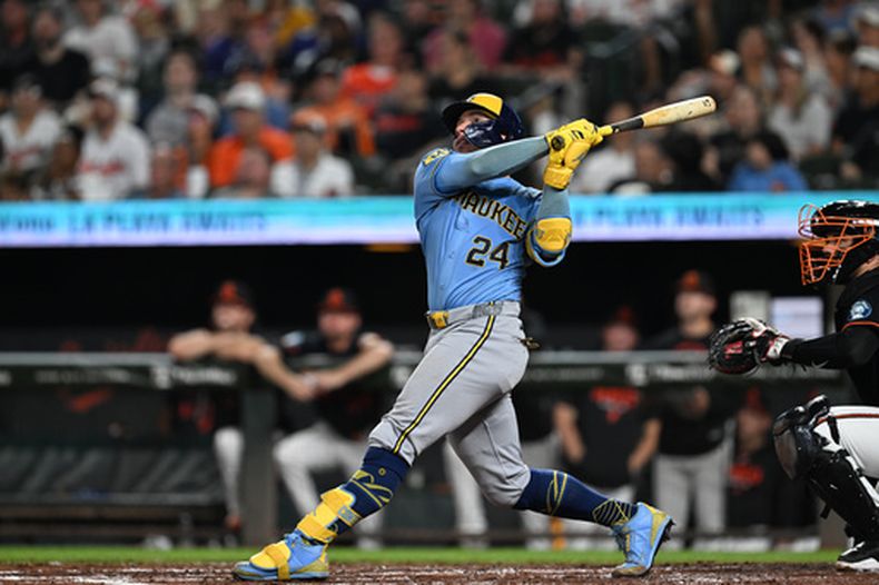 El receptor de los Cerveceros de Milwaukee, William Contreras (24), completa el movimiento de su swing tras conectar un jonrón solitario contra los Orioles de Baltimore en la cuarta entrada de un partido de béisbol, el domingo 20 de septiembre de 2026, en Baltimore. (Foto AP/Gail Burton)