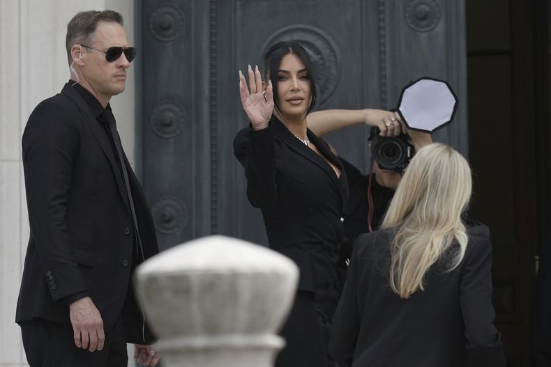 Kim Kardashian saluda a su llegada para declarar sobre un robo de millones de dólares en joyas de su habitación de hotel en París en 2016, en París, el martes 13 de mayo de 2025. (AP Foto/Aurelien Morissard)