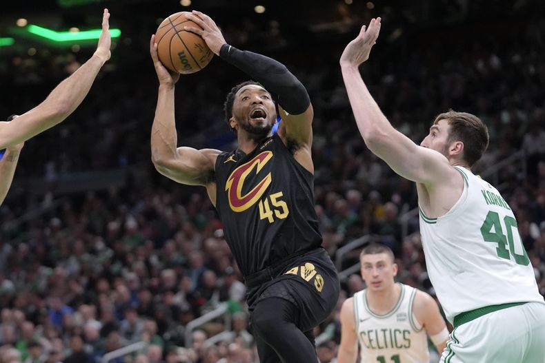 Donovan Mitchell, de los Cavaliers de Cleveland, dispara ante Luke Kornet, de los Celtics de Boston, en el partido del jueves 9 de mayo de 2024 (AP Foto/Steven Senne)