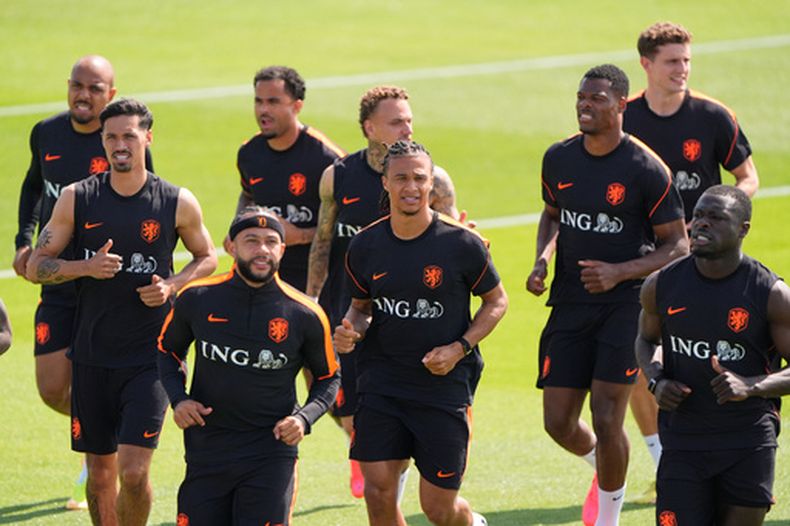 Integrantes de la selección de Países Bajos entrenan antes de que inicie la Copa Mundial el miércoles 10 de junio del 2026. (AP Foto/Charlie Riedel)