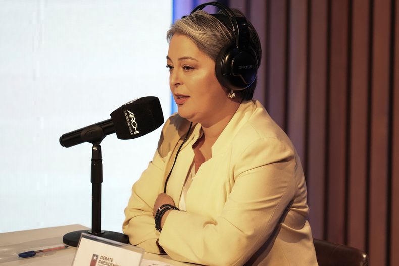 La candidata presidencial Jeannette Jara, del partido de coalición Unidad por Chile, habla durante un debate con José Antonio Kast, del Partido Republicano, en Santiago, Chile, el miércoles 3 de diciembre de 2025. (AP Foto/Esteban Félix)