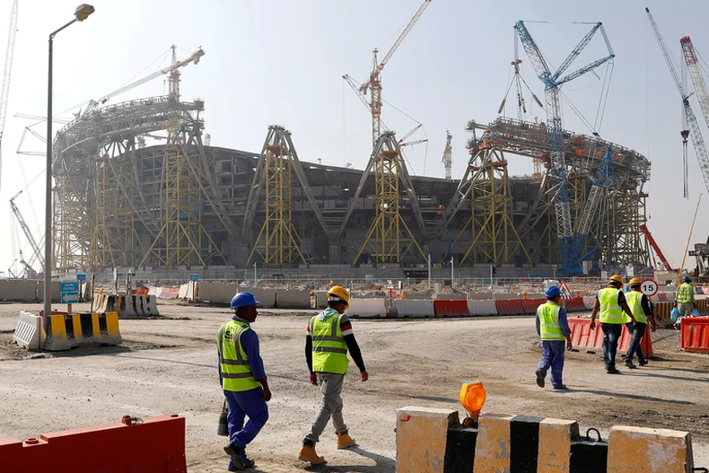 Trabajadores en la construcción del estadio Lusail en Doha (Reuters/archivo)
