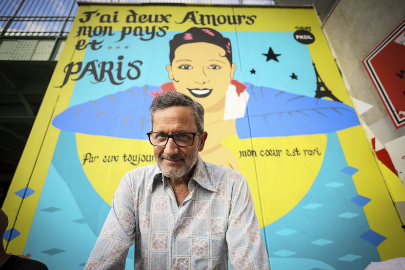 El artista Franck Duval, también conocido como FKDL, posa para un retrato frente a su nuevo mural de la artista y activista de derechos civiles franco-estadounidense Josephine Baker en París, el sábado 19 de julio de 2025. (AP Foto/Thomas Padilla)