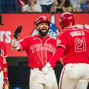 Jake Burger, de los Rangers de Texas, festeja con el dominicano Ezequiel Durán durante el encuentro ante los Marineros de Seattle, el viernes 24 de julio de 2026 (AP Foto/Jessica Tobias)