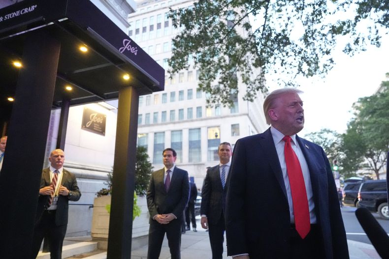 El presidente estadounidense Donald Trump habla con reporteros antes de entrar a un restaurante cerca de la Casa Blanca, el martes 9 de septiembre de 2025, en Washington, para cenar con el secretario de Estado Marco Rubio, el secretario de Defensa Pete Hegseth y el vicepresidente JD Vance. (AP Foto/Alex Brandon)