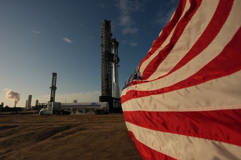 Camiones cargados con nitrógeno esperan su turno para abastecer al cohete Starship de SpaceX antes de un vuelo de prueba, el viernes 22 de mayo de 2026, en Starbase, Texas. (AP Foto/Eric Gay)