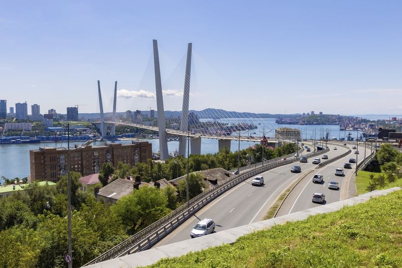 ARCHIVO - Vista del puente que conecta la isla de Russky y Vladivostok, en el extremo oriental de Rusia, el 26 de agosto de 2023. (AP Foto/Alexander Khitrov, archivo)