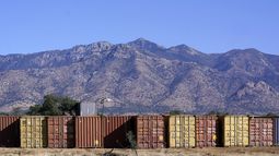 ARCHIVO - Una larga fila de contenedores espera para ser instalada a lo largo de la frontera donde cientos de contenedores crean un muro entre Estados Unidos y México en el Valle de San Rafael, Arizona, el jueves 8 de diciembre de 2022. (AP Foto/Ross D. Franklin)