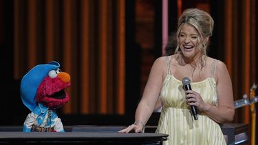Elmo de Sesame Street, a la izquierda, se presenta con Lauren Alaina en el Grand Ole Opry, el jueves 14 de agosto de 2025, en Nashville, Tennessee. (Foto AP/George Walker IV)