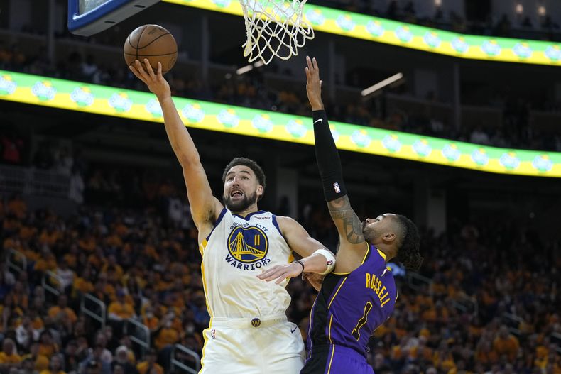 El escolta de los Warriors de Golden State Klay Thompson dispara ante la defensa del base de los Lakers de Los Ángeles DAngelo Russell, durante la segunda mitad del segundo juego de la semifinal de la Conferencia Oeste, el jueves 4 de mayo de 2023, en San Francisco. (AP Foto/Godofredo A. Vásquez)