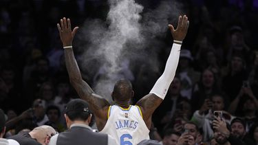 Lakers superan 124-111 a Warriors con 25 puntos de Beasley