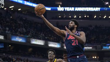 Con 45 puntos de Embiid, 76ers superan a Pacers