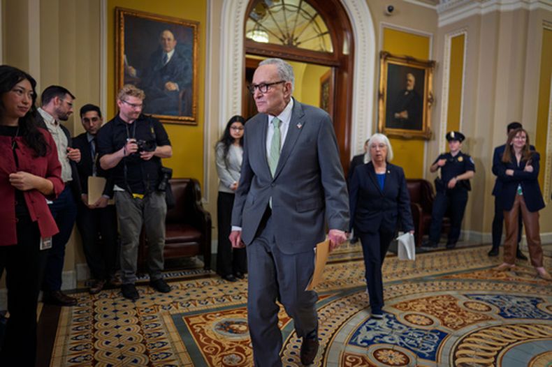 El líder de la minoría en el Senado, el demócrata Chuck Schumer, de Nueva York, se dispone a hablar con reporteros en el Capitolio, en Washington, el 3 de marzo de 2026. (AP Foto/J. Scott Applewhite)