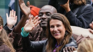 La princesa noruega Martha Louise y Durek Verret, así como varios invitados, llegan de Alesund a Geiranger, Noruega, el viernes 30 de agosto de 2024, ante de su celebración nupcial el sábado. (Cornelius Poppe/NTB vía AP)
