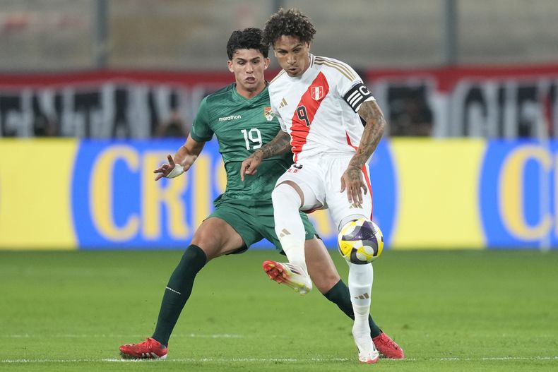 El peruano Andy Polo (9) controla el balón ante el boliviano Efraín Morales en el partido de las eliminatorias del Mundial, el jueves 20 de marzo de 2025, en Lima. (AP Foto/Martín Mejía)