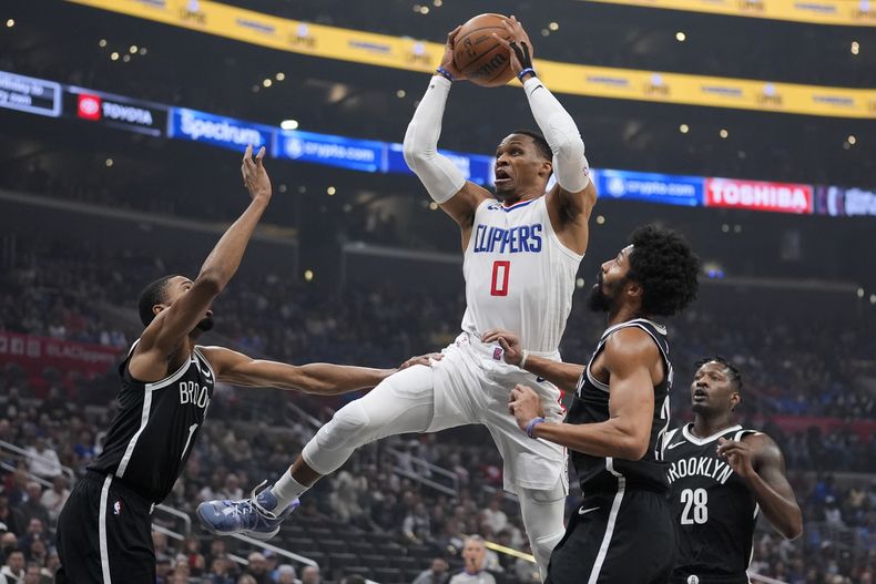 Russell Westbrook (0), de los Clippers de Los Ángeles, se alista para encestar en contra de los Nets de Brooklyn durante la primera mitad del juego de baloncesto de la NBA, el domingo 21 de enero de 2024, en Los Ángeles. (AP Foto/Marcio Jose Sanchez)