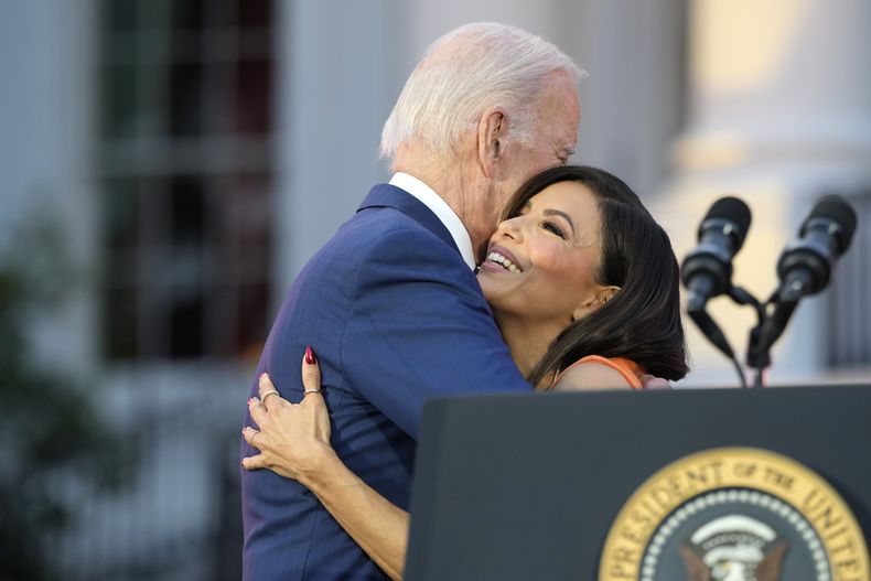 El presidente Joe Biden abraza a Eva Longoria antes de una función de la película Flamin Hot el jueves 15 de junio de 2023, en el Jardín Sur de la Casa Blanca en Washington. (Foto AP/Jacquelyn Martin)