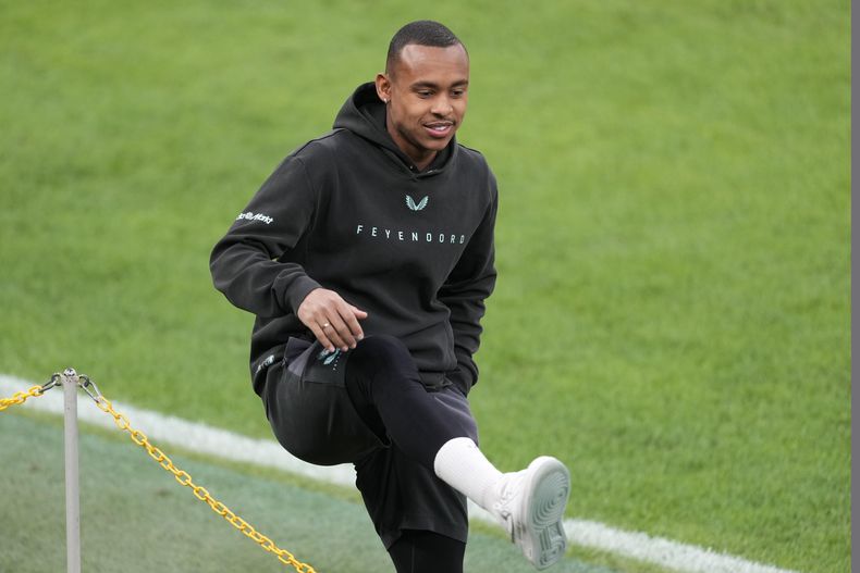 ARCHIVO - Igor Paixao del Feyenoord durante un paseo por el estadio de San Siro en Milán, Italia, el 17 de febrero de 2025, antes del partido de fútbol de vuelta del playoff de la Liga de Campeones entre el AC Milan y el Feyenoord. (AP Photo/Luca Bruno, Archivo)