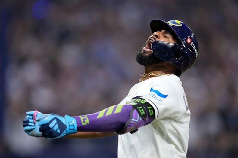 Junior Caminero de los Rays de Tampa Bay celebra tras conectar un jonrón en el séptimo inning del sexto juego de la Serie de Campeonato de la Liga Americana contra los Guardianes de Cleveland, el lunes 19 de octubre de 2026, en Petersburg, Florida. (AP Foto/David J. Phillip)
