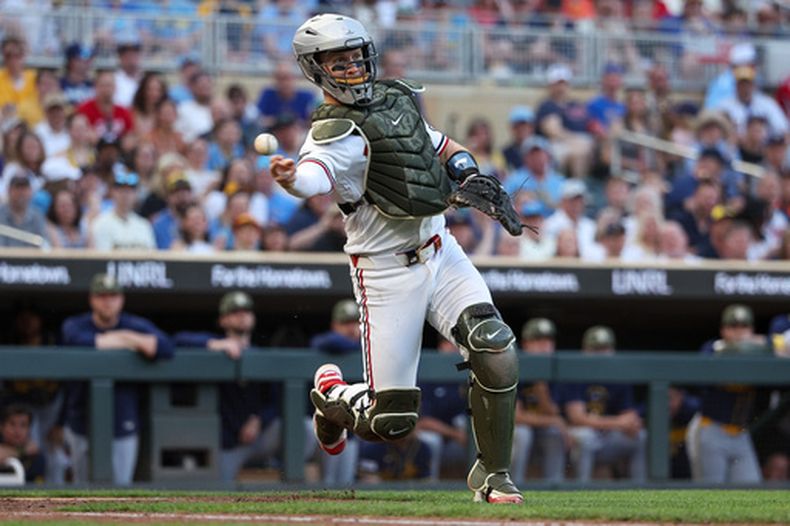 ARCHIVO - El receptor de los Mellizos de Minnesota, Ryan Jeffers, lanza a la primera base para poner fuera a David Hamilton, de los Cerveceros de Milwaukee, durante la séptima entrada de un partido de béisbol, el 15 de mayo de 2026, en Minneapolis. (Foto AP/Matt Krohn, Archivo)