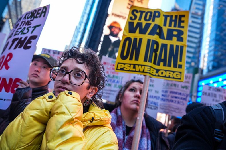 Una protesta en contra de la guerra de Irán en Nueva York, el 8 de abril del 2026. (AP foto/Ryan Murphy)