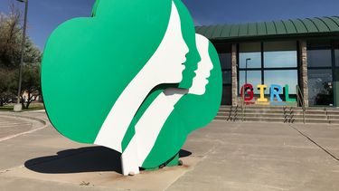 Filántropa dona 84 millones a Girl Scouts de EEUU