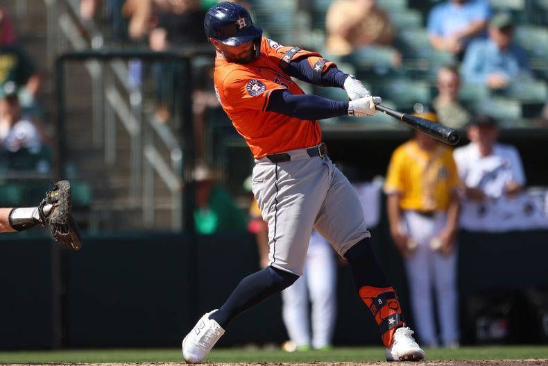 Christian Walker, de los Astros de Houston, batea un sencillo remolcador ante los Atléticos, el jueves 25 de septiembre de 2025 (AP Foto/Scott Marshall)