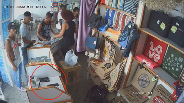 camara de seguridad capta el momento del robo de un celular en una tienda de ropa en el cerro
