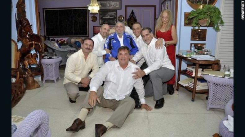 Fidel Castro, reaparece en una foto reciente con los Cinco Héroes.