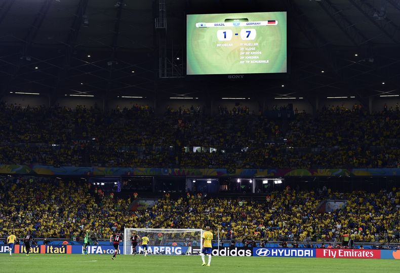 La pantalla del estadio Mineirao con el marcador del triunfo 7-1 de Alemania sobre Brasil en las semifinales de la Copa del Mundo el martes, 8 de julio de 2014. (AP Photo/Martin Meissner)