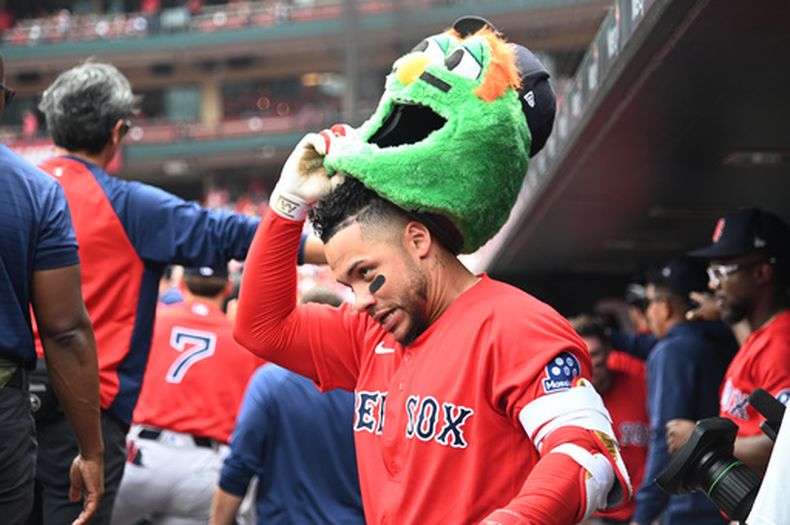 Willson Contreras, de los Medias Rojas de Boston, celebra en el dugout después de batear cuadrangular de dos carreras frente a los Cardenales de San Luis, el domingo 12 de abril de 2026, en San Luis. (AP Foto/Michael Thomas)