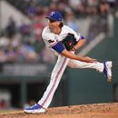 El lanzador abridor de los Rangers de Texas, Jacob deGrom, lanza ante los Angelinos de Los Ángeles durante la cuarta entrada de un partido de béisbol, el martes 7 de julio de 2026, en Arlington, Texas. (Foto AP/Julio Cortez)