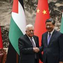 El presidente de China, Xi Jinping, y el presidente palestino, Mahmoud Abbas, en el Gran Salón del Pueblo en Beijing, el 14 de junio de 2023. (Jade Gao/Pool Photo vía AP, archivo)