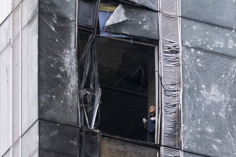 Un investigador examina un rascacielos dañado en el distrito financiero de Moscú tras un ataque de drones, según reportes, en Moscú, Rusia, el miércoles 23 de agosto de 2023. (AP Foto)