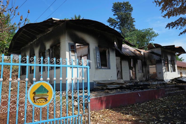 En esta imagen tomada durante un viaje supervisado por medios afines al ejército de Myanmar, una residencia oficial dañada se ve en Kyaukme, en el estado norteño de Shan, Myanmar, el viernes 10 de octubre de 2025. (AP Foto/Aung Shine Oo)