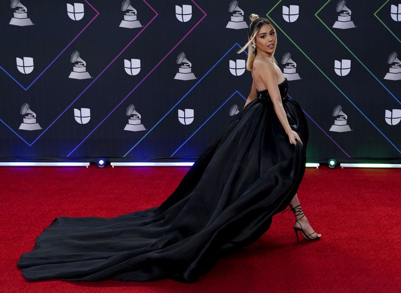 ARCHIVO - Danna Paola llega a la 22a entrega anual del Latin Grammy el 18 de noviembre de 2021, en el MGM Grand Garden Arena en Las Vegas. Danna Paola será maestra de ceremonias en la 24a entrega del Latin Grammy, el 16 de noviembre en Sevilla, España. (Foto Eric Jamison/Invision/AP, archivo)