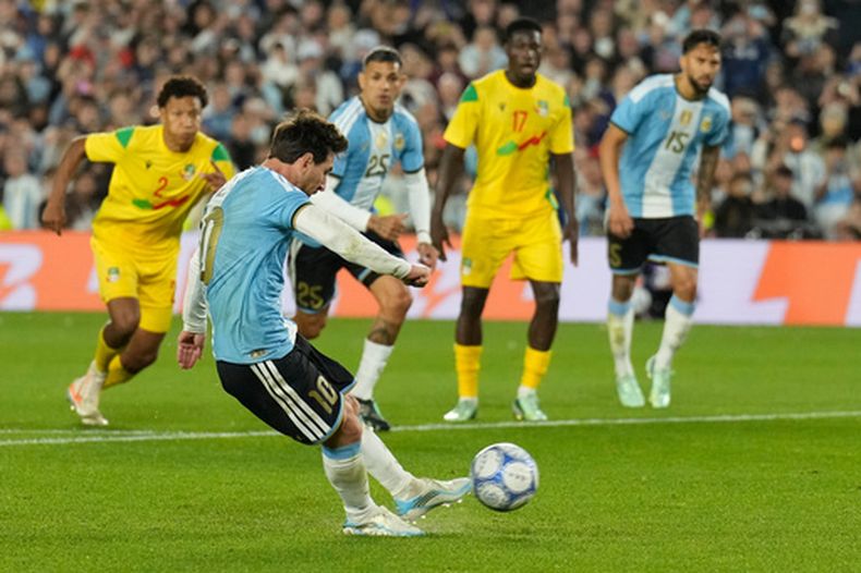 Lionel Messi, de la selección de Argentina, convierte un penal ante Benin en el partido que marcó su despedida, el martes 6 de octubre de 2026 en Buenos Aires (AP Foto/Gustavo Garello)