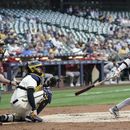 Alek Thomas, de los Diamondbacks de Arizona, sacude un jonrón de dos carreras en el primer inning del juego de la MLB que enfrentó a su equipo con los Cerveceros de Milwaukee, el 19 de junio de 2023, en Milwaukee. (AP Foto/Morry Gash)