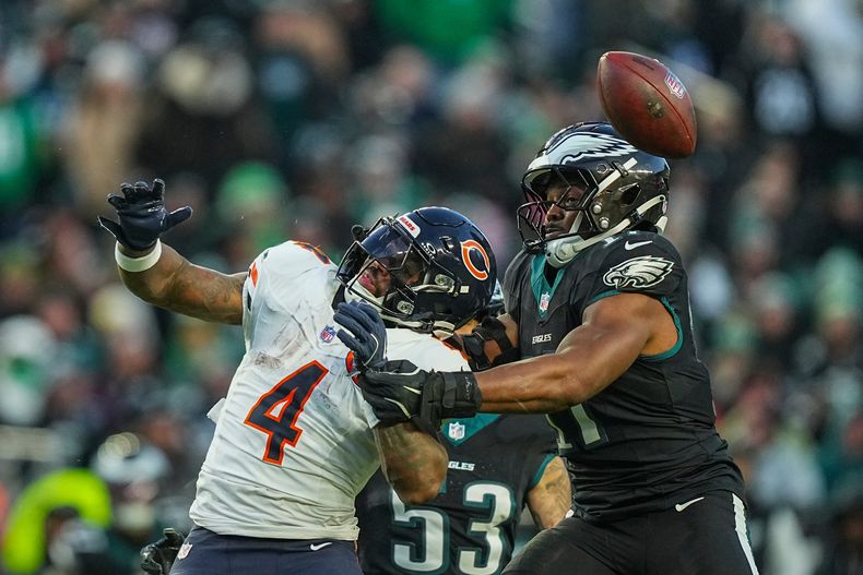 DAndre Swift (4), running back de los Bears de Chicago, a la izquierda, y Nakobe Dean (17), linebacker de los Eagles de Filadelfia, compiten por un balón suelto durante la primera mitad de un juego de fútbol americano de la NFL, el viernes 28 de noviembre de 2025, en Filadelfia. (AP Photo/Matt Rourke)