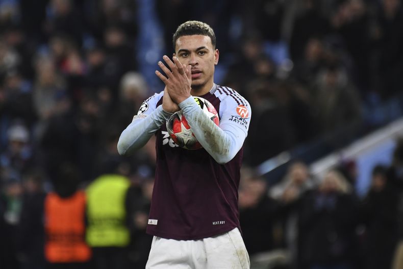 Morgan Rogers, del Aston Villa, aplaude después del partido de la Liga de Campeones ante Celtic, el miércoles 29 de enero de 2025, en Birmingham, Inglaterra (AP Foto/Rui Vieira)