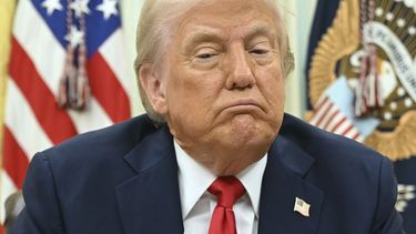 El presidente estadounidense Donald Trump habla con reporteros antes de firmar una orden ejecutiva en la Casa Blanca, en Washington, el lunes 31 de marzo de 2025. (Pool via AP)