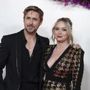 Ryan Gosling y Mandi Gosling llegan a los Oscar el domingo 10 de marzo de 2024, en el Teatro Dolby, en Los Ángeles. (Foto por Jordan Strauss/Invision/AP)