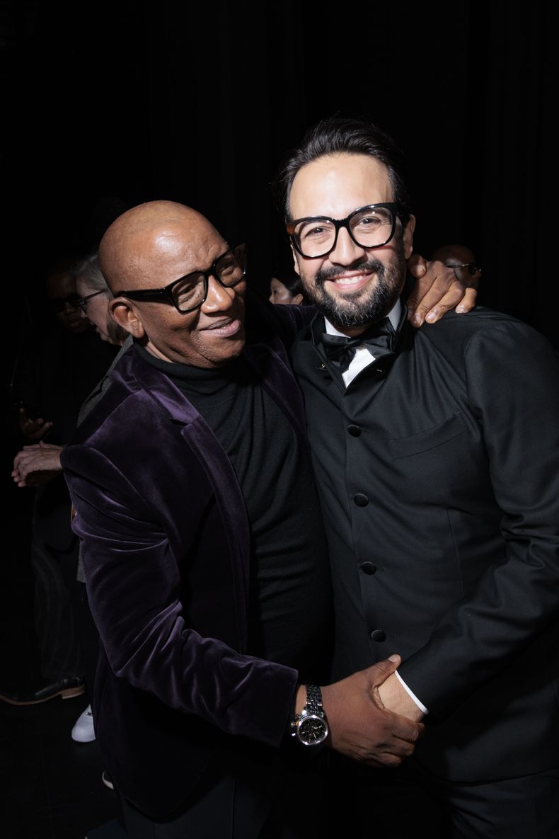 Lebo M y Lin-Manuel Miranda asisten al estreno de Mufasa, El Rey León el lunes 9 de diciembre de 2024 en el Teatro Dolby de Los Ángeles. (Foto: Alex J. Berliner/ABImages) vía AP Images