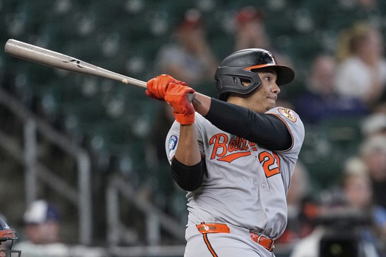 Samuel Basallo de los Orioles de Baltimore batea un sencillo de dos carreras en la octava entrada ante los Astros de Houston el domingo 17 de agosto del 2025. (AP Foto/David J. Phillip)