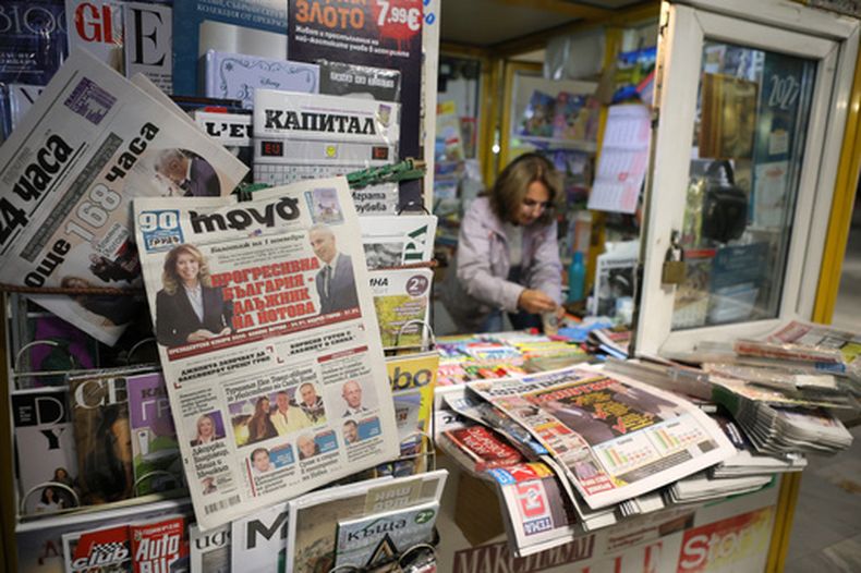 Los diarios búlgaros en un kiosco en Sofía, Bulgaria, tras la primera ronda de las elecciones, el 26 de octubre del 2026. (AP foto/Valentina Petrova)