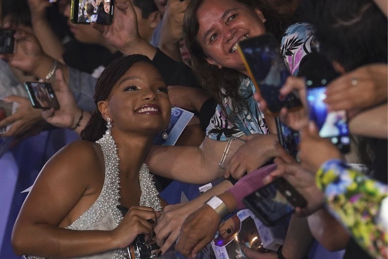 La actriz Halle Bailey saluda a fans en la alfombra azul de la película La Sirenita en la Ciudad de México el 11 de mayo de 2023. (Foto AP/Marco Ugarte)