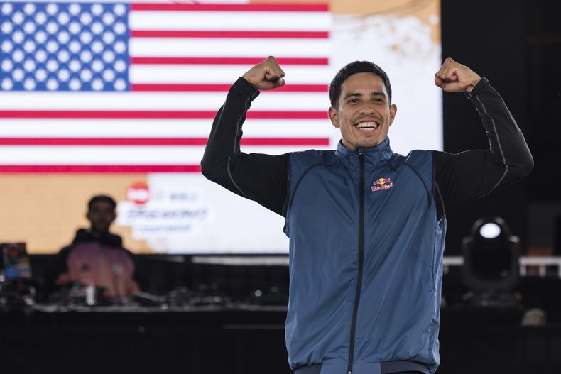 El estadounidese Victor Bernudez Montalvo, también conocido como B-Boy Victor, en el podio tras coronarse campeón en el Mundial de breaking, el domingo 24 de septiembre de 2023, en Leuven, Bélgica. (AP Foto/Geert Vanden Wijngaert)
