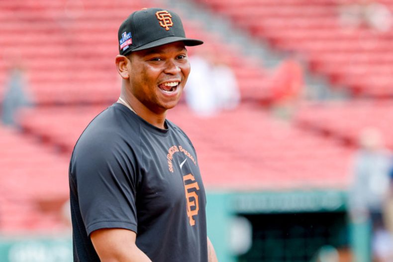 El dominicano Rafael Devers, de los Gigantes de San Francisco, sonríe en su regreso al Fenway Park de Boston, el viernes 21 de agosto de 2026 (AP Foto/Greg M. Cooper)